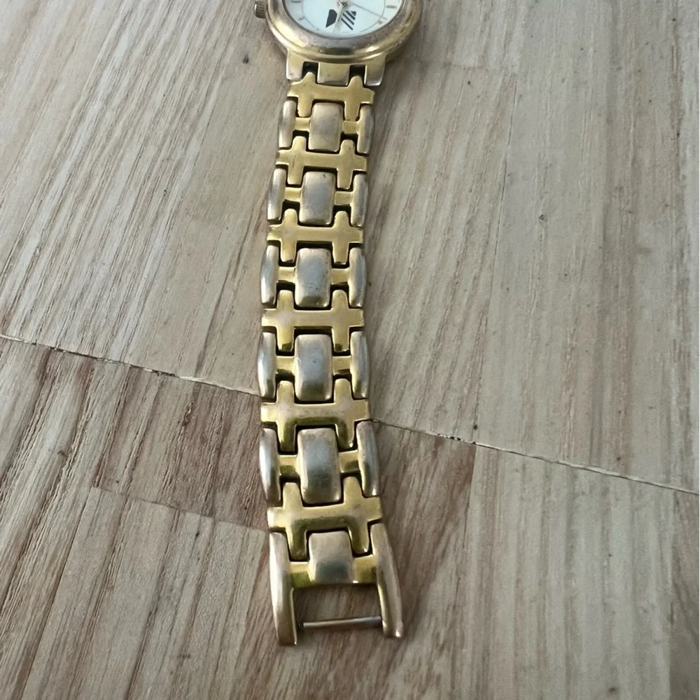 Vintage style Ladies gold tone dress watch NEW BATTERY